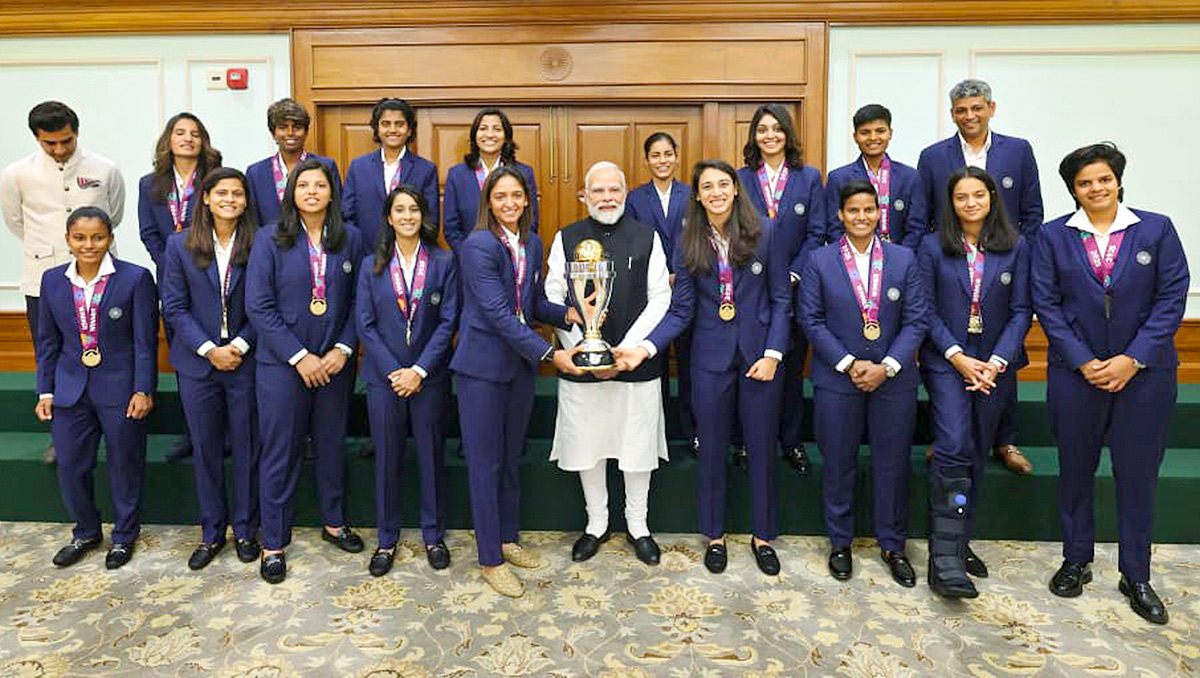 Narendra Modi along with the Indian women's cricket team9
