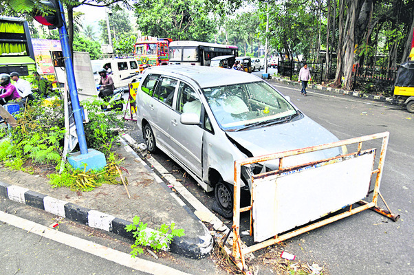 రోడ్లపైనే వదిలేస్తున్నారు! 3
