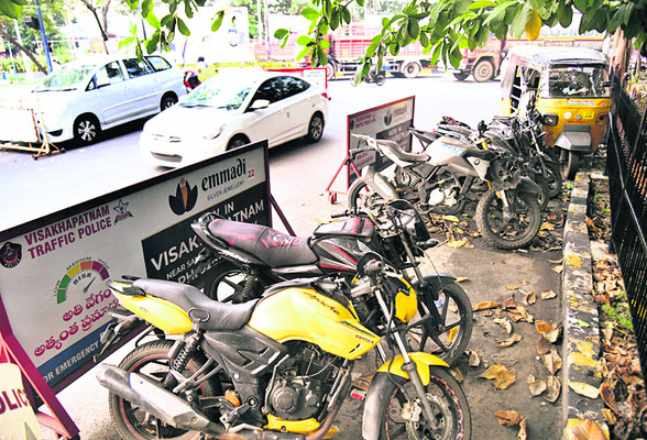 రోడ్లపైనే వదిలేస్తున్నారు! 2