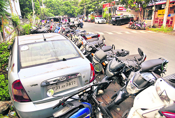 రోడ్లపైనే వదిలేస్తున్నారు! 1