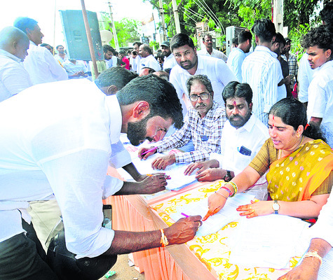 తుపాన్‌ ఆపగలిగిన వారు మెడికల్‌ కాలేజీలు కట్టలేరా? 1