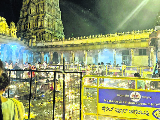 కార్తీక దీపోత్సవం.. మురిసిన భక్తజనం1