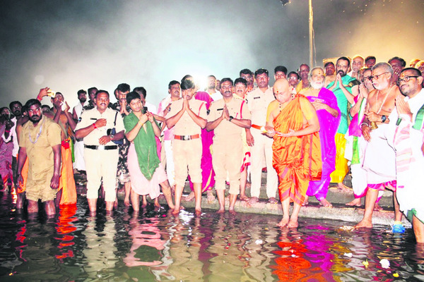 కార్తీక దీపోత్సవం.. మురిసిన భక్తజనం3