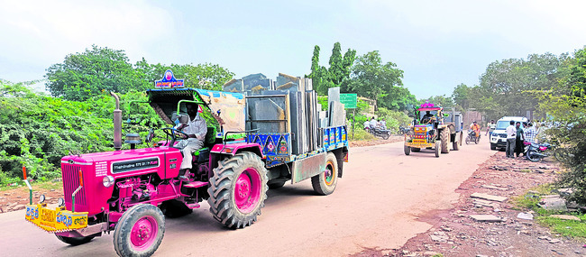 రోడ్డెక్కిన నాపరాళ్ల ట్రాక్టర్లు1