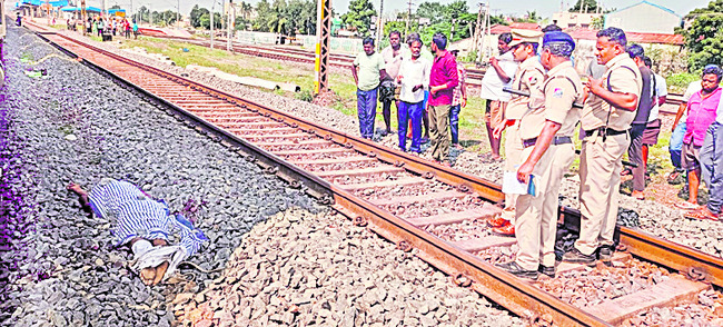 హైటెక్‌ వ్యభిచారం గుట్టు రట్టు 
2