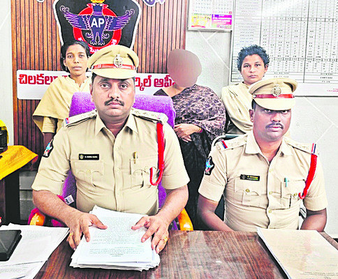 హైటెక్‌ వ్యభిచారం గుట్టు రట్టు 
1