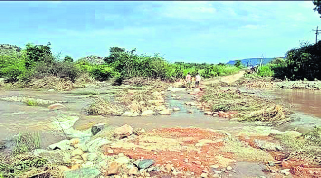 వాగు పారి.. వంతెన తెగి..1