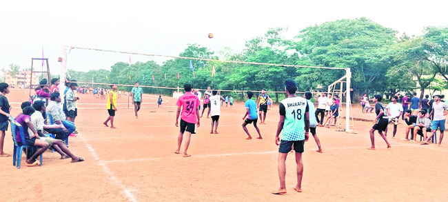 విద్యార్థులు క్రీడల్లోనూ రాణించాలి1