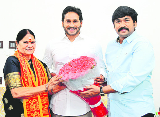 వైఎస్‌ జగన్‌ను కలిసిన బూచేపల్లి 
1