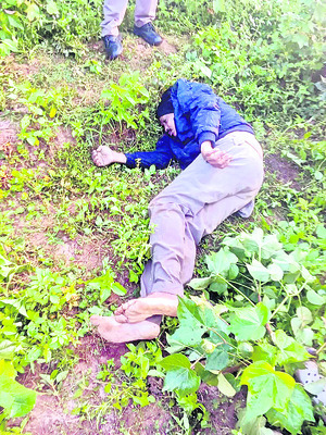 పత్తి పొలంలో జవాన్‌  మృతదేహం 2