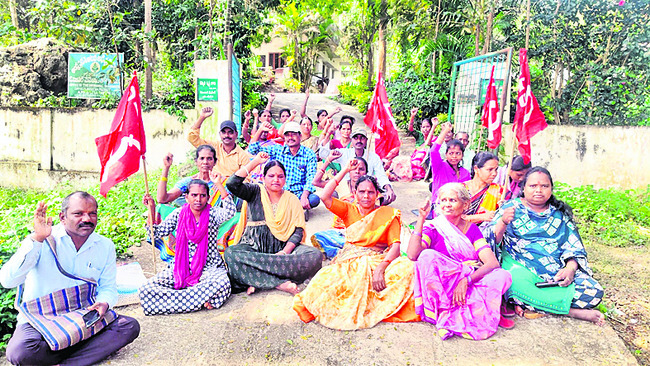 రోడ్డెక్కిన కాఫీ కార్మికులు 1