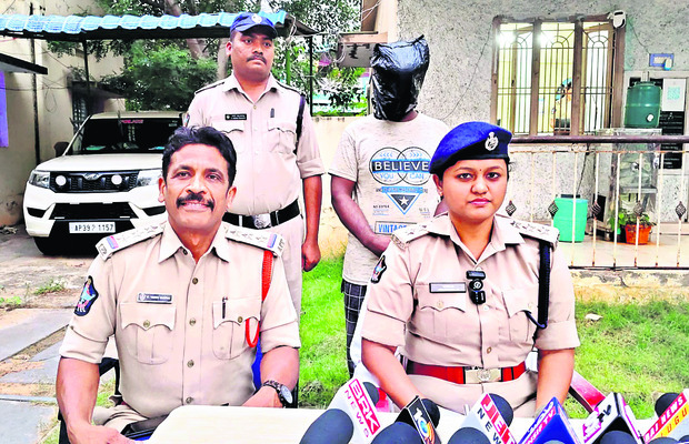 త్రుటిలో తప్పిన ప్రమాదం   1