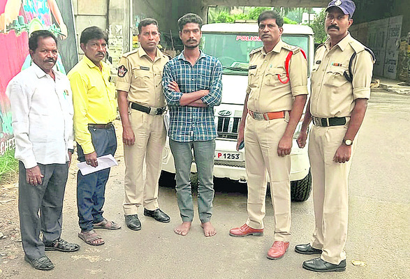 అల్లియల్లమ్మ ఆలయంలో రష్యన్‌ దేశస్తులు 
1