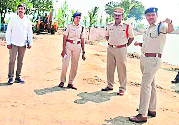 గురుకుల పాఠశాలను  పరిశీలించిన మంత్రి డోలా 
1