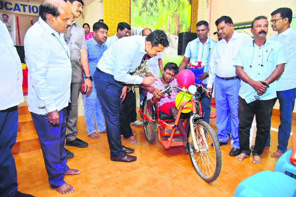 విద్యతో పాటు క్రమశిక్షణ నేర్పాలి 1