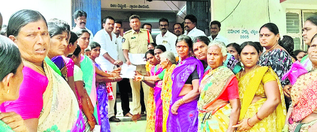 బ్యాంకు బిజినెస్‌  కరస్పాండెంట్‌పై ఫిర్యాదు1