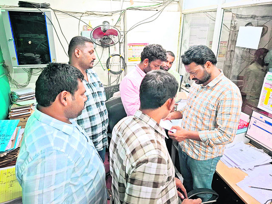 రెండో రోజూ కొనసాగిన ఏసీబీ సోదాలు 1