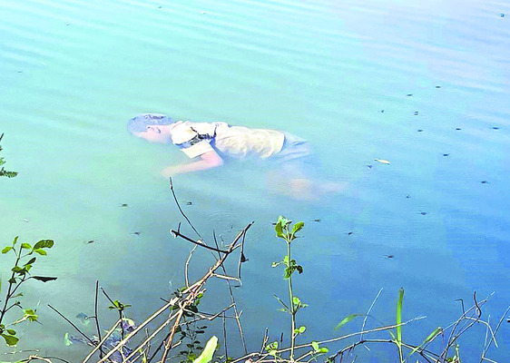 ఏ స్టేషన్‌లో పనిచేస్తున్నావు,  మర్యాదగా పక్కకు తప్పుకో 1