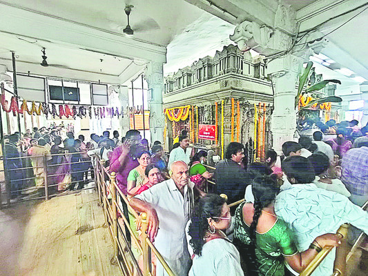 రత్నగిరికి పోటెత్తిన భక్తులు 1