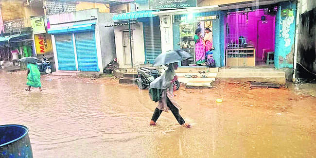 ఆగి ఉన్న లారీని ఢీకొట్టిన పాలవ్యాన్‌ 1