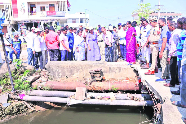 పత్తి బస్తాలు తడవకుండా చూడాలి 1