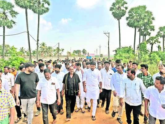 భూ నిర్వాసితులకు అండగా ఉంటాం 1