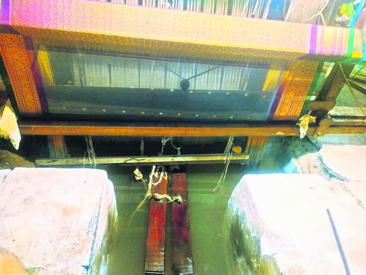 తమ కష్టానికి ‘గిట్టుబాటు ధర’ లభించడం లేదు. కుటుంబ పోషణ 1