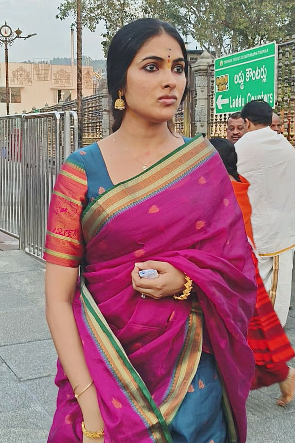 Actress Divi Vadthya Visits Tirumala Temple Photos11