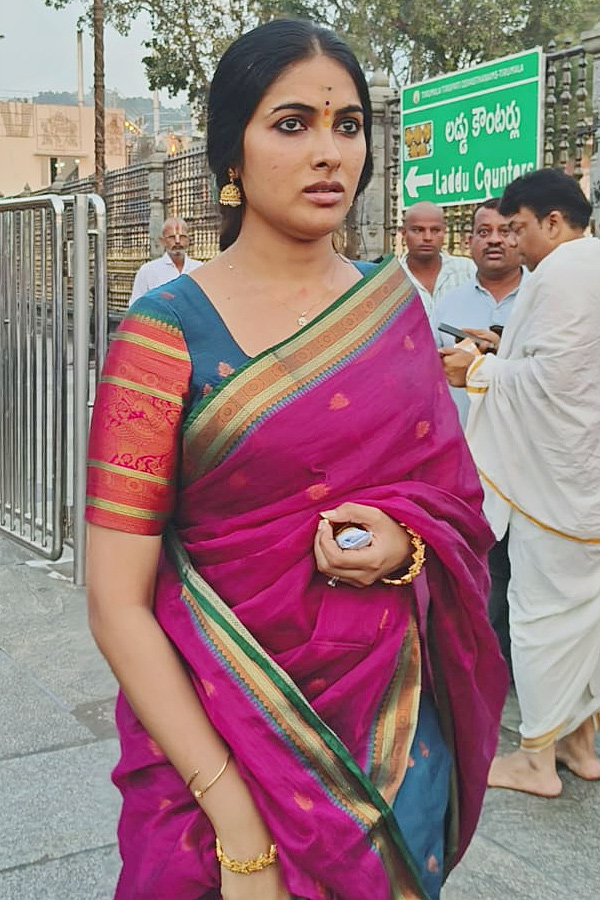 Actress Divi Vadthya Visits Tirumala Temple Photos12
