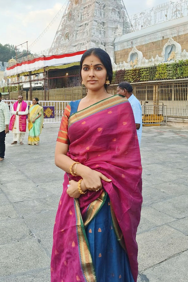 Actress Divi Vadthya Visits Tirumala Temple Photos13