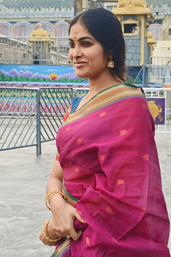 Actress Divi Vadthya Visits Tirumala Temple Photos3