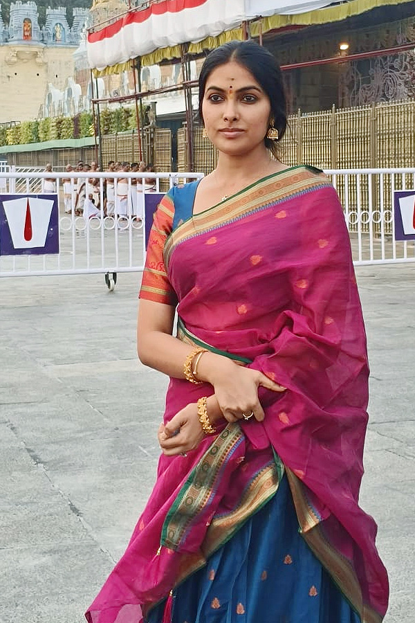 Actress Divi Vadthya Visits Tirumala Temple Photos4