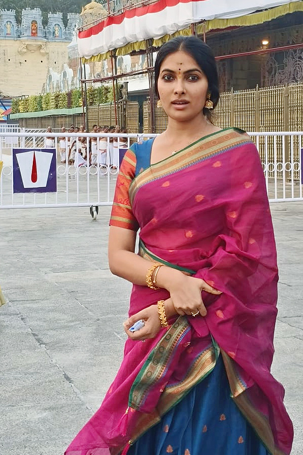 Actress Divi Vadthya Visits Tirumala Temple Photos5