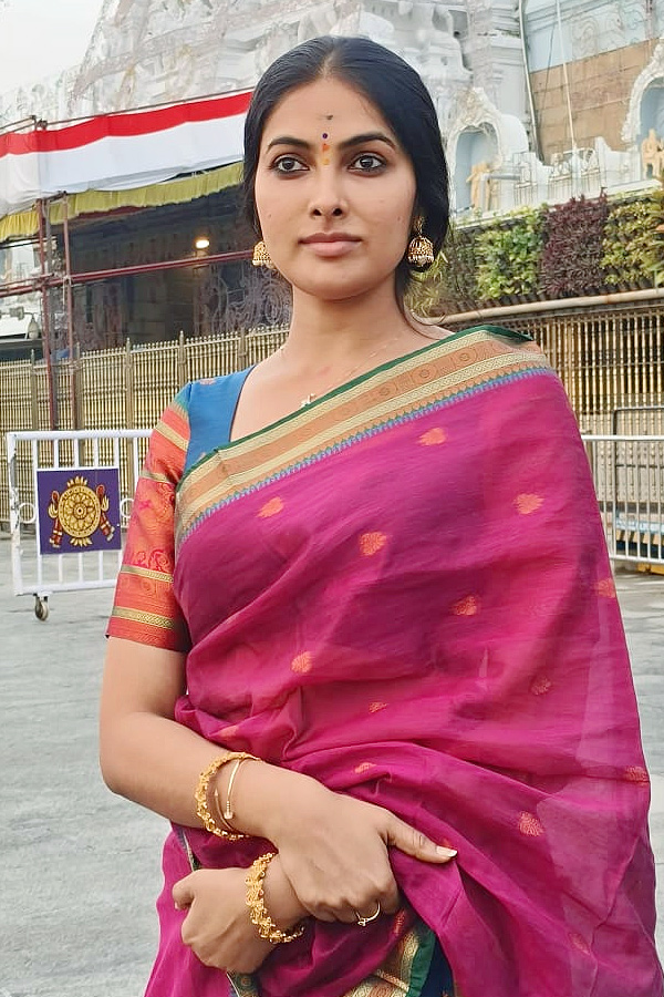 Actress Divi Vadthya Visits Tirumala Temple Photos6
