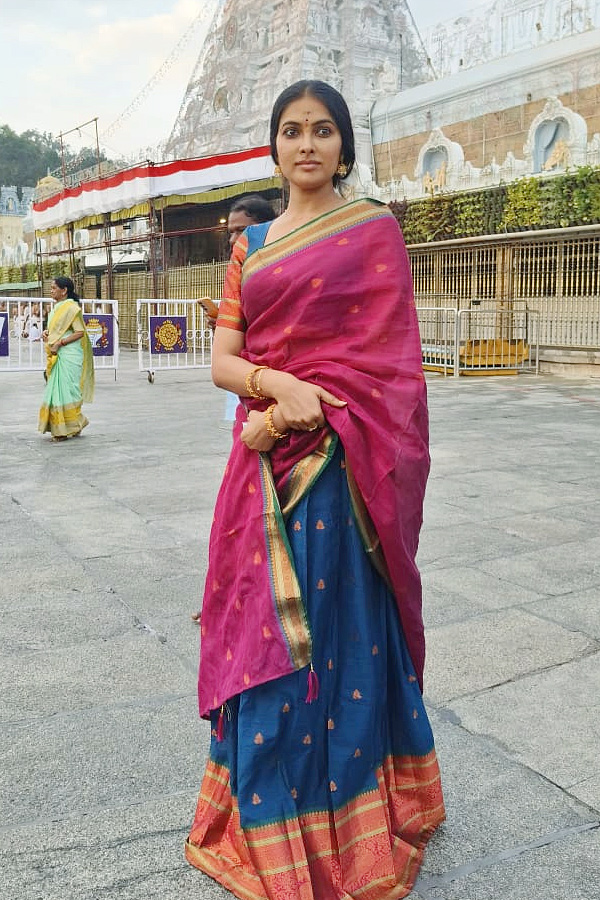 Actress Divi Vadthya Visits Tirumala Temple Photos7