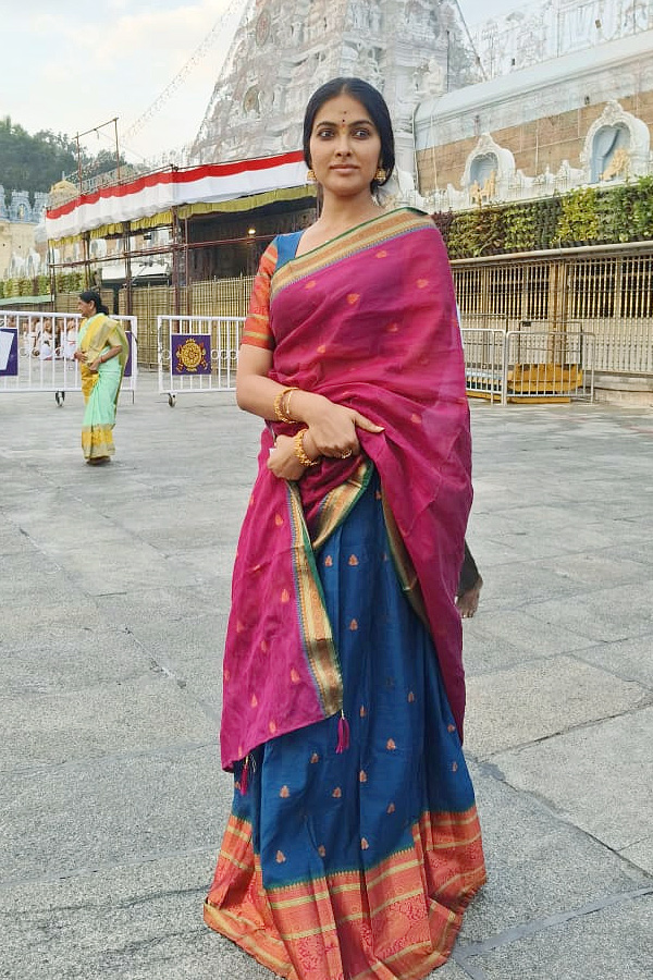Actress Divi Vadthya Visits Tirumala Temple Photos8