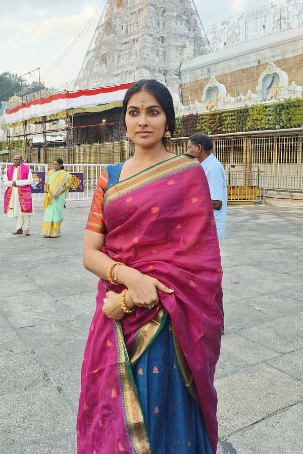 Actress Divi Vadthya Visits Tirumala Temple Photos9