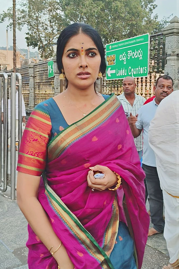 Actress Divi Vadthya Visits Tirumala Temple Photos10