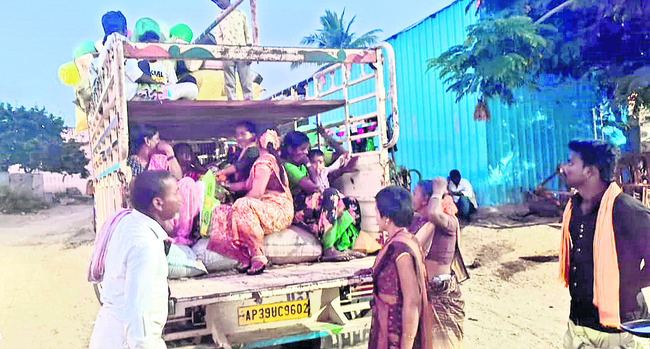 ఇథనాల్‌ ట్యాంకర్‌ బోల్తా 1