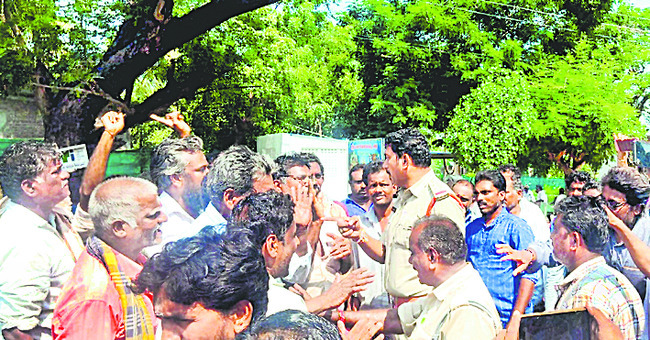 పంట నమోదు కోరుతూ రైతుల రాస్తారోకో 1