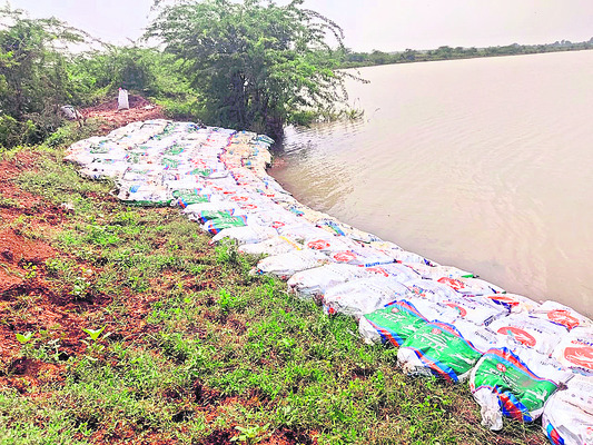 ముప్పు ముంగిట.. కరకట్ట!1