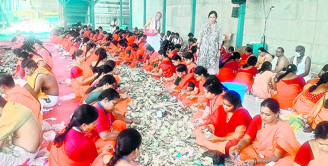 ఉరుకుంద హుండీ ఆదాయం రూ. 1.37కోట్లు 1