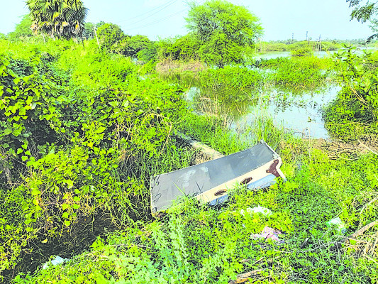 కట్ట తెగితే.. ఊరు మునకే!1