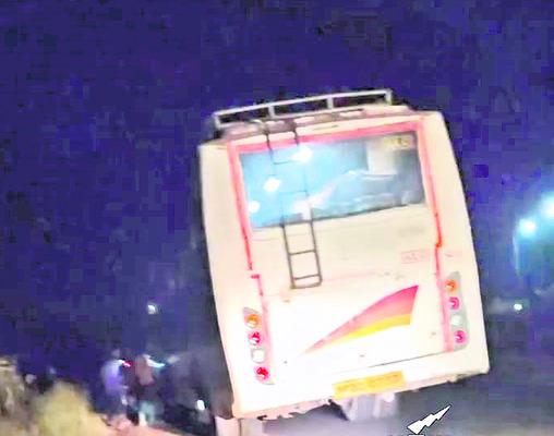 కర్నూలు – బెంగళూరు హైవేలో బస్సు దుర్ఘటన జరిగిన 24 గంటల్2