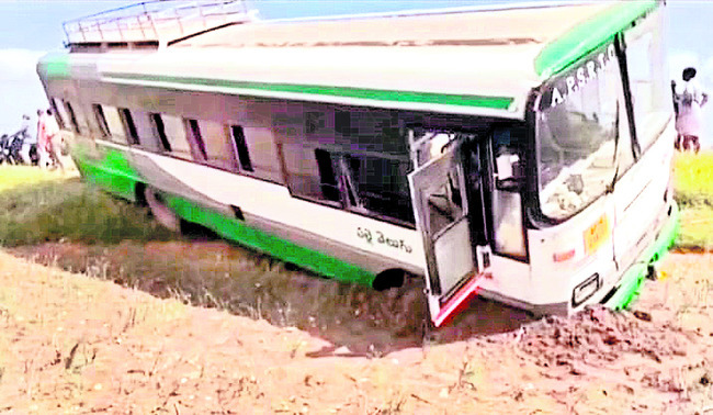 కర్నూలు – బెంగళూరు హైవేలో బస్సు దుర్ఘటన జరిగిన 24 గంటల్1