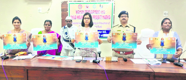 జగనన్న కాలనీలో విద్యుత్‌ స్తంభాల తొలగింపు 
1