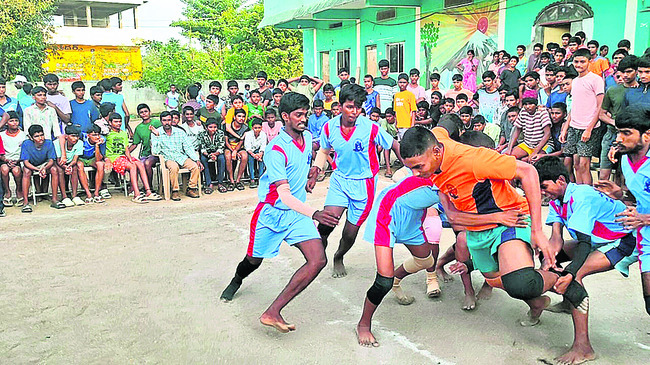 రోడ్లపైనే ధాన్యం 1