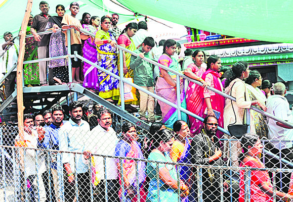 దుర్గమ్మ సన్నిధిలో భక్తుల రద్దీ 1