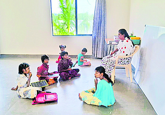 అనుమతులు లేని పాఠశాల మూసివేత 1