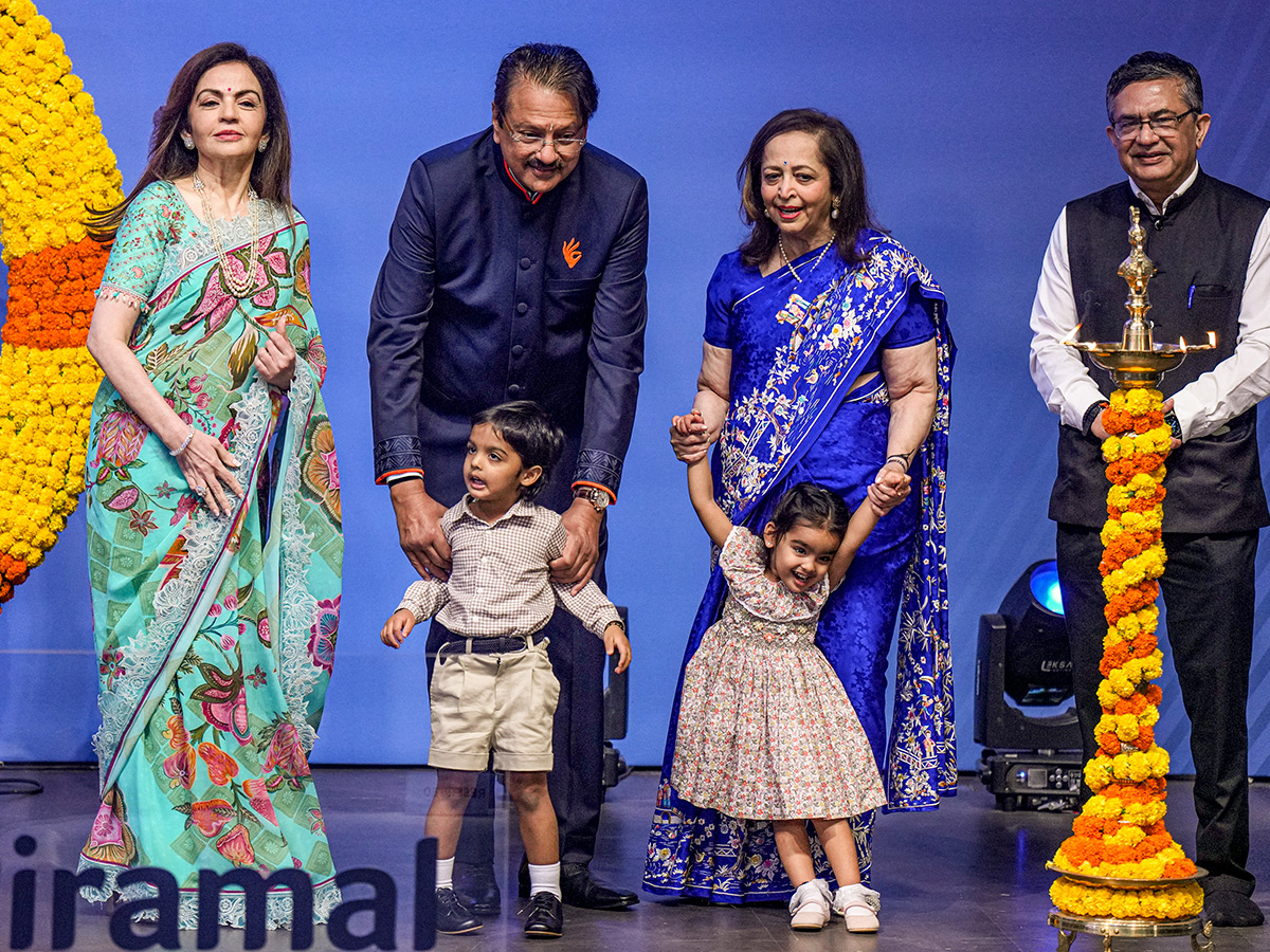 Ambani Piramal Family attends Piramal Finance ipo ceremony at NSE10